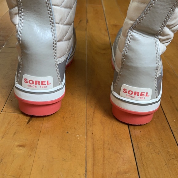 Sorel water proof boots 1 first pic similar boots not same obviously 😜 - Picture 9 of 10